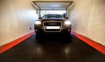 Garage de particulier en dalles PVC PRO7 et Déco
